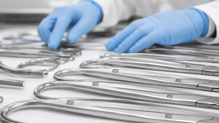 Fiber laser marking UDI DataMatrix code on surgical instrument stainless steel in medical device clean room ISO 13485 compliant